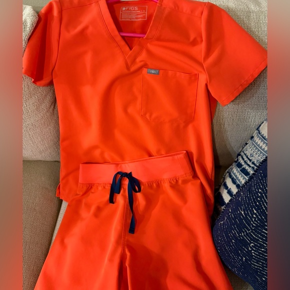 Fiery Coral Figs Scrub Set (Sm/Sm Tall) - Picture 8 of 10